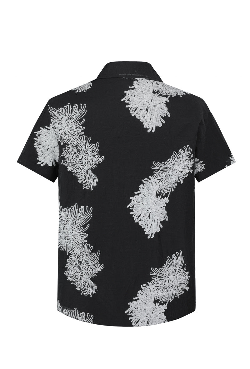 Short-sleeved shirt with embroidered floral patterns